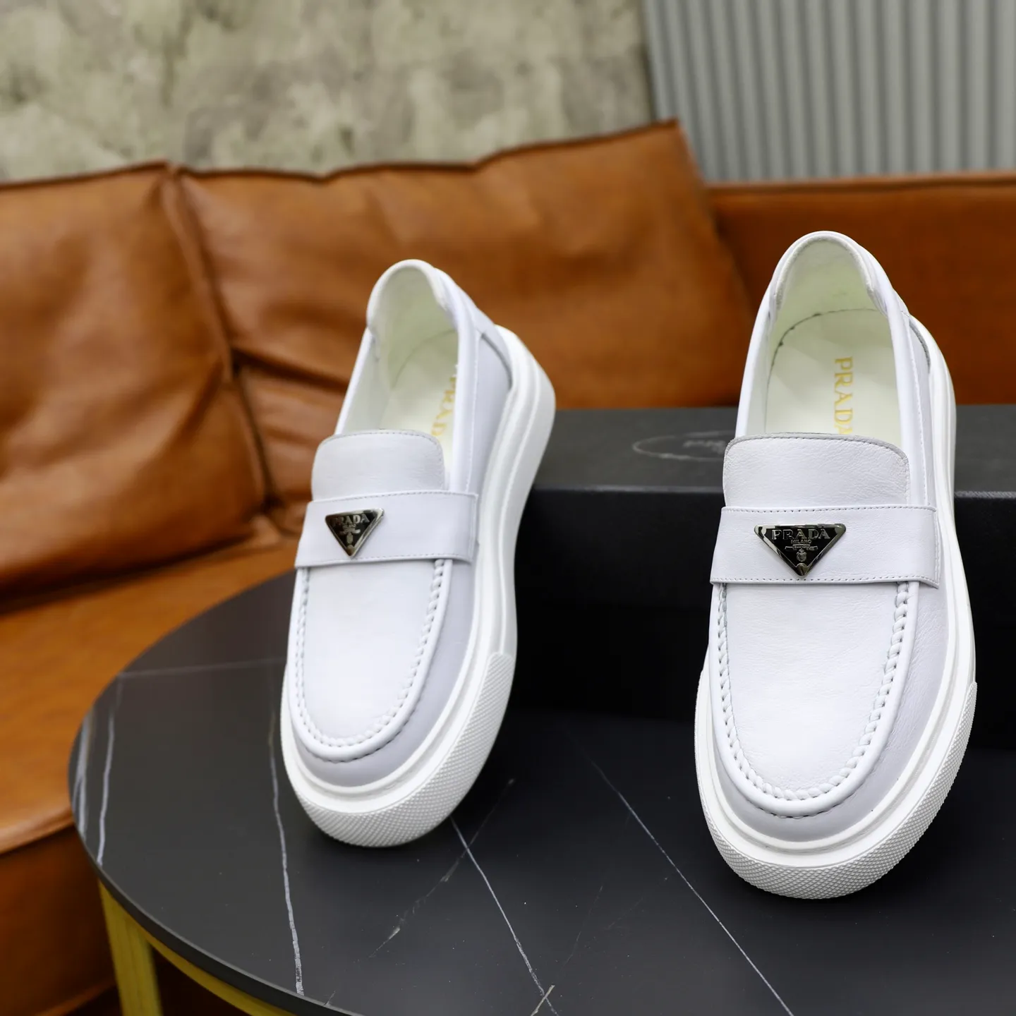Ex-factory price: 500💰🙅‍♂️🙅‍♂️🙅‍♂️ Brand: PRADA Standard code: Men's code 38-44 (45 can be customized) Grade: Same style as the official website Original order quality Material: Original cowhide surface Comfortable lining Original outsole Style category: Men's fashionable casual leather shoes Distinguished big-name luxury elements Top luxury Color: Color of the actual picture
